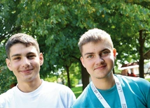 Michał (Misza) Kolbert i Daniel Kaziuk przyjechali ze swoją grupą z Czerniowiec  w Ukrainie.  – Integrujemy się z Panem Bogiem i i innymi – mówi Michał (z lewej). 