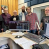 Radio Niepokalanów nadaje  na obszarze Mazowsza zachodniego  na 102,7 FM  oraz województwa łódzkiego  na 98,6 FM. Można go słuchać przez internet (www.radioniepokalanow.pl)  oraz w systemie DAB+ w Warszawie, Wrocławiu, Katowicach i Gdańsku.  Stacja zaprasza na dzień  otwarty 14 sierpnia, w dzień wspomnienia św. M. Kolbego i odpustu w Niepoka- lanowie.