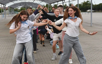  Pątnicy mają do pokonania 360 km i dotrą na Jasną Górę 14 sierpnia. Każdego wieczoru spotykają się z mieszkańcami na zabawie, integracji i wspólnej modlitwie. Na zdjęciu: spotkanie na rynku miejskim w Babimoście.