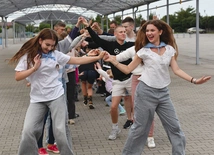  Pątnicy mają do pokonania 360 km i dotrą na Jasną Górę 14 sierpnia. Każdego wieczoru spotykają się z mieszkańcami na zabawie, integracji i wspólnej modlitwie. Na zdjęciu: spotkanie na rynku miejskim w Babimoście.