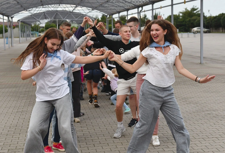  Pątnicy mają do pokonania 360 km i dotrą na Jasną Górę 14 sierpnia. Każdego wieczoru spotykają się z mieszkańcami na zabawie, integracji i wspólnej modlitwie. Na zdjęciu: spotkanie na rynku miejskim w Babimoście.