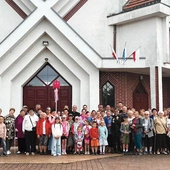 Niektóre miejscowości znikają z pielgrzymkowej mapy.  Na szczęście inne się pojawiają  – tak jest w przypadku Gubina.  Od kilku lat z parafii  pw. MB Fatimskiej wychodzi Grupa Różana.  