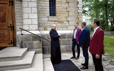 Ksiądz Laseczka oprowadza m.in. starostę opoczyńskiego (pierwszy z prawej) wokół kościoła. 