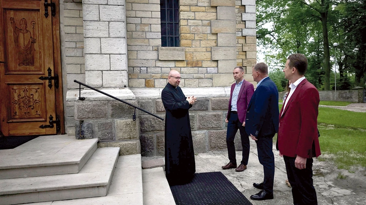 Ksiądz Laseczka oprowadza m.in. starostę opoczyńskiego (pierwszy z prawej) wokół kościoła. 