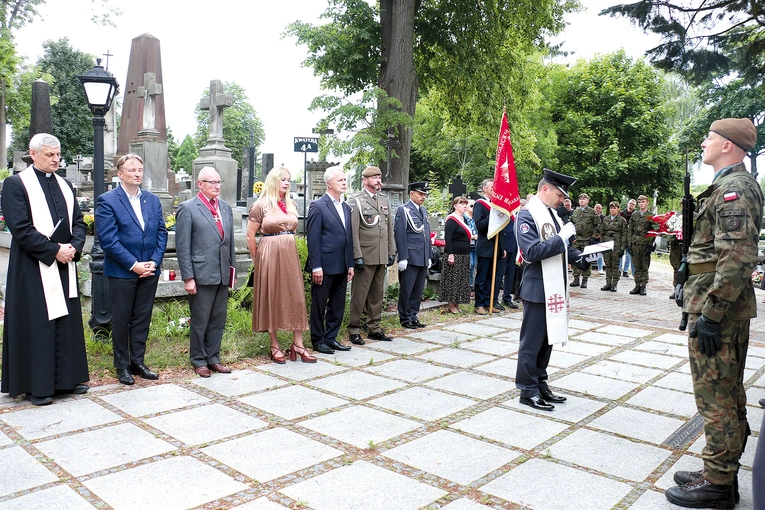 Uczestnicy tradycyjnie spotkali się przy grobie biskupów radomskich, w którym spoczywa m.in.  bp Edward Materski, pierwszy ordynariusz diecezji radomskiej, powstaniec warszawski.