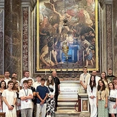 Podczas Mszy św. sprawowanej przy grobie św. Jana Pawła II modlili się w intencjach diecezji i młodzieży, prosząc o Boże błogosła- wieństwo.