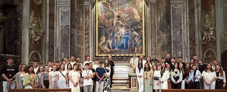 Podczas Mszy św. sprawowanej przy grobie św. Jana Pawła II modlili się w intencjach diecezji i młodzieży, prosząc o Boże błogosła- wieństwo.