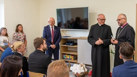 W oficjalnym otwarciu uczestniczyły m.in. władze świeckie, duchowne i osoby związane od lat z rawską świetlicą. 