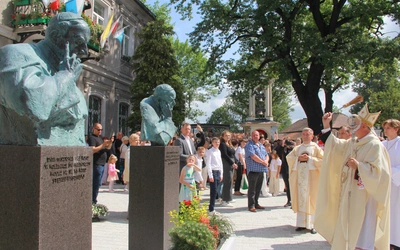 Granit wiary i miłości, nowe serca, powrót dwóch wielkich Polaków i Krople Dobroci