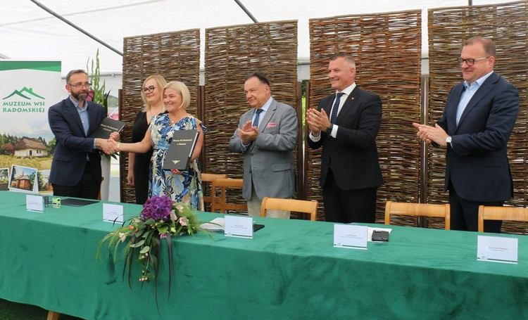 Umowę na rozbudowę podpisano dziś na terenie skansenu.
