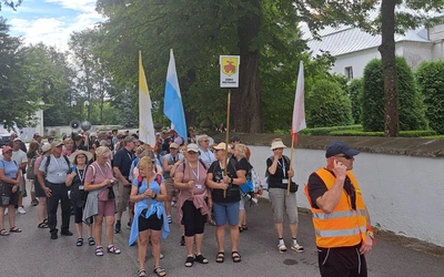 Pielgrzymi z ziemi przysuskiej odpoczywali w Nowym Kazanowie
