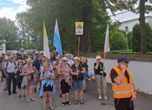 Pielgrzymi odpoczywali przy kościele w Nowym Kazanowie.