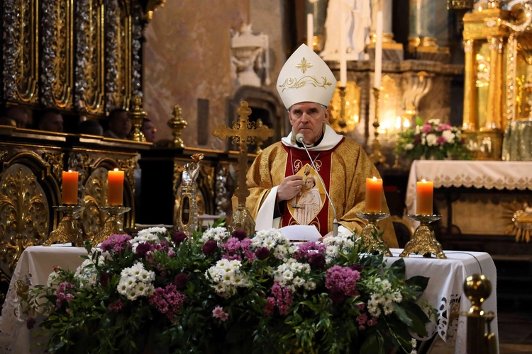 Pątnicy u bł. Wincentego Kadłubka