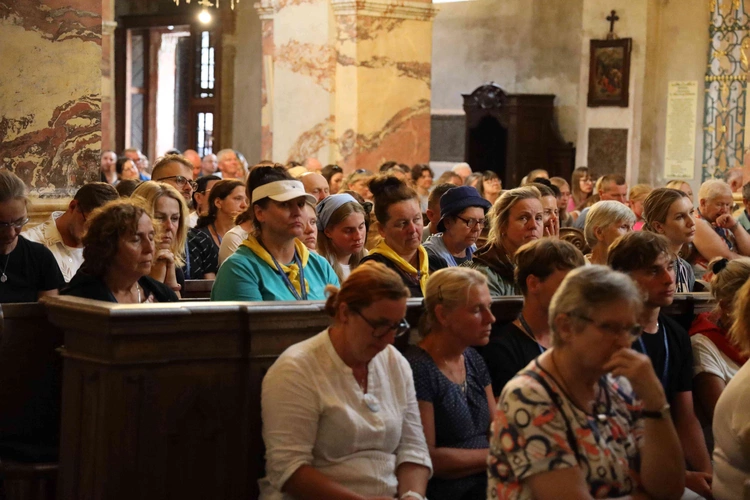 Pątnicy u bł. Wincentego Kadłubka