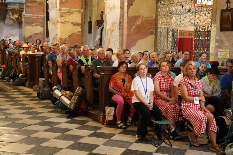 Pątnicy u bł. Wincentego Kadłubka