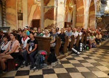 Pątnicy u bł. Wincentego Kadłubka