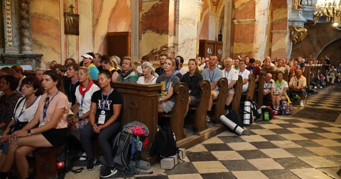 Pątnicy u bł. Wincentego Kadłubka