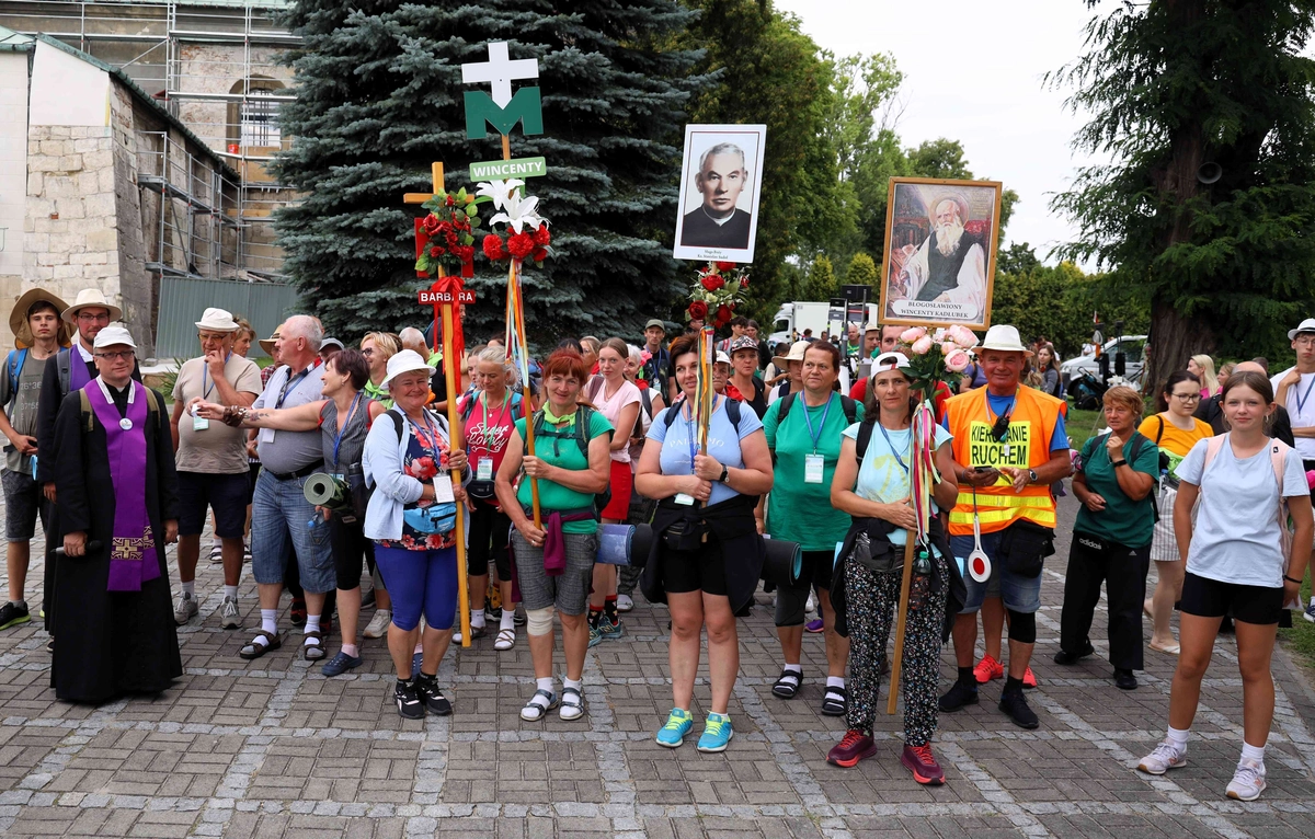 Pielgrzymi ze Stalowej Woli u bł. Wincentego Kadłubka