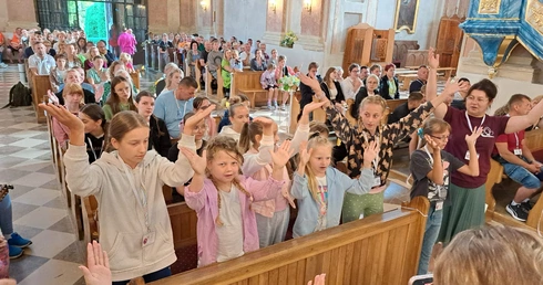 Pielgrzymi w kościele w Nowym Kazanowie.