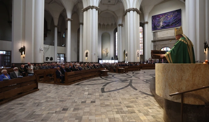 Bp Olszowski: Modlitwa zobowiązuje do odpowiedzialności za przyszłość