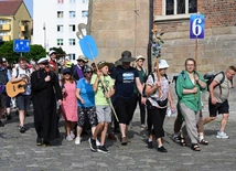 Pielgrzymka to czas wejścia w głąb siebie i odkrywania Pana Boga w drugim człowieku