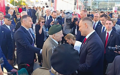 Prezydent, poza kamerami, spotkał się z obecnymi na uroczystości kombatantami.