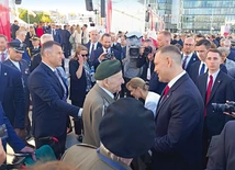 Prezydent, poza kamerami, spotkał się z obecnymi na uroczystości kombatantami.