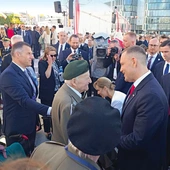 Prezydent, poza kamerami, spotkał się z obecnymi na uroczystości kombatantami.