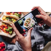 Między talerzem a ekranem. Czym skutkuje używanie smartfonów w trakcie spożywania posiłków?