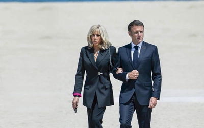 Prezydent Francji z małżonką pozwali amerykańską podcasterkę. Rozsiewa plotki o rzekomej transpłciowości pani Macron