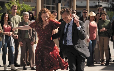 Sekwencje tańca nabierają w filmie charakteru hiperboli. Na zdjęciu Tom Hiddleston (Chuck) i Annalise Basso (Janice Halliday, tancerka).  