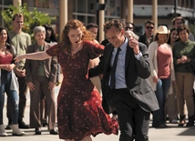 Sekwencje tańca nabierają w filmie charakteru hiperboli. Na zdjęciu Tom Hiddleston (Chuck) i Annalise Basso (Janice Halliday, tancerka).  