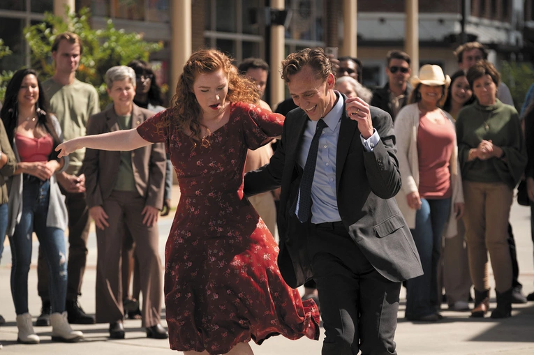 Sekwencje tańca nabierają w filmie charakteru hiperboli. Na zdjęciu Tom Hiddleston (Chuck) i Annalise Basso (Janice Halliday, tancerka).  