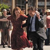 Sekwencje tańca nabierają w filmie charakteru hiperboli. Na zdjęciu Tom Hiddleston (Chuck) i Annalise Basso (Janice Halliday, tancerka).  