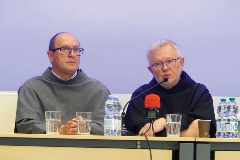 Franciszkanie o. Kazimierz Malinowski  (z prawej)  i o. Jan Maria Szewek proszą o kontakt rodziny więźniów Auschwitz. 