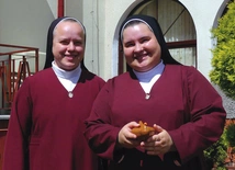S. Beata Figura, przełożona redemptorystek (z lewej), i neoprofeska s. Magdalena Żerdzińska z lampką, oznaczającą jej troskę o obecność światła Chrystusa w niej samej.