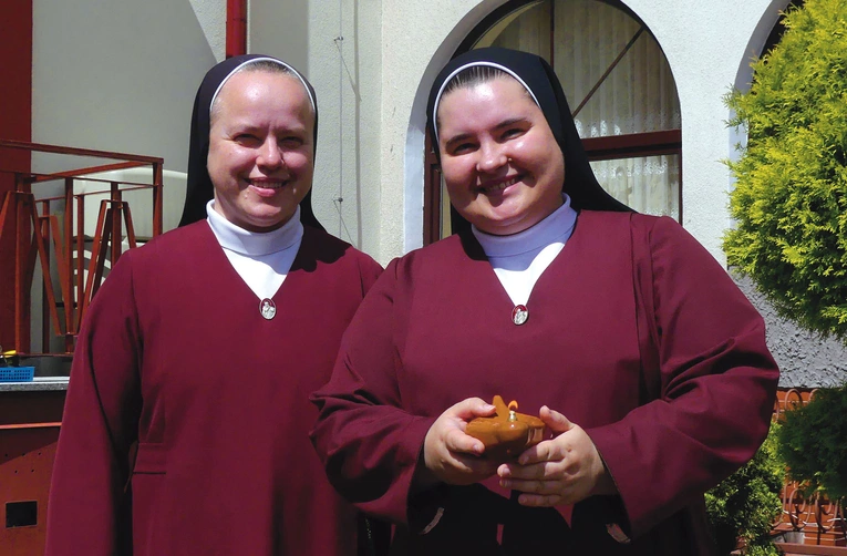 S. Beata Figura, przełożona redemptorystek (z lewej), i neoprofeska s. Magdalena Żerdzińska z lampką, oznaczającą jej troskę o obecność światła Chrystusa w niej samej.