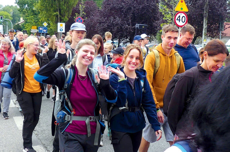 Pielgrzymi, którzy drogę rozpoczęli w Hałcnowie.