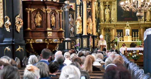 – Ty, który zawsze na pierwszym miejscu stawiałeś królestwo Boże i jego sprawiedliwość, módl się  za nami! – mówił kaznodzieja. 