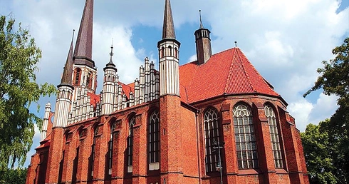 Od 1945 r. posługują tu ojcowie cystersi.