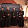 Uroczystość wręczenia kolejnych dekretów, niezbędnych  do prawidłowego przeprowadzenia procedury procesowej. Na zdjęciu od lewej: ks. Szymanowski, ks. Białk, abp Wojda i ks. Osiński.