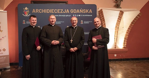 Uroczystość wręczenia kolejnych dekretów, niezbędnych  do prawidłowego przeprowadzenia procedury procesowej. Na zdjęciu od lewej: ks. Szymanowski, ks. Białk, abp Wojda i ks. Osiński.