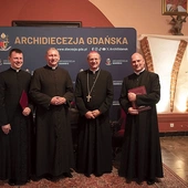 Uroczystość wręczenia kolejnych dekretów, niezbędnych  do prawidłowego przeprowadzenia procedury procesowej. Na zdjęciu od lewej: ks. Szymanowski, ks. Białk, abp Wojda i ks. Osiński.
