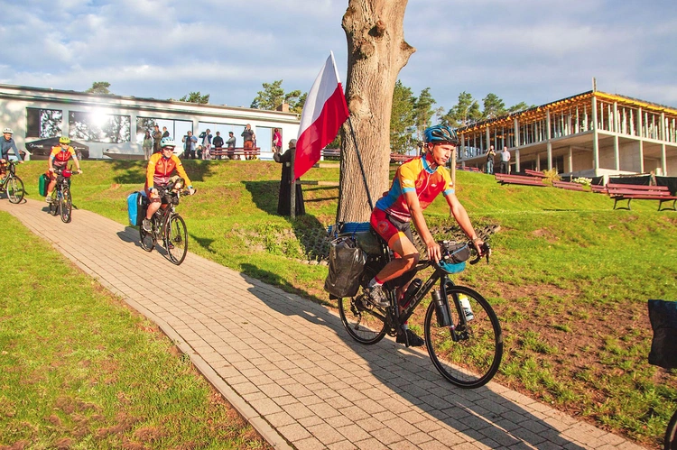 Cykliści wyruszają  z Oblackiego Duszpasterstwa Młodzieży .