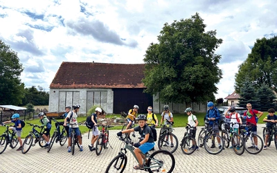 W poszczególne dni ministranci mieli do pokonania  na dwóch  kółkach różnej długości trasy. 