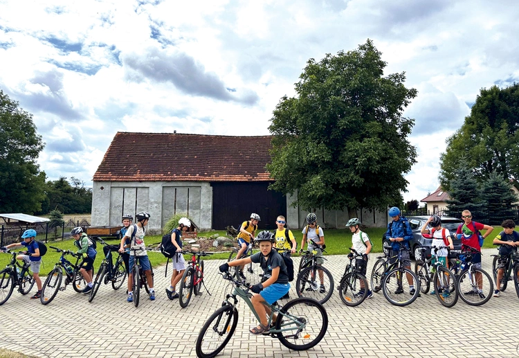 W poszczególne dni ministranci mieli do pokonania  na dwóch  kółkach różnej długości trasy. 
