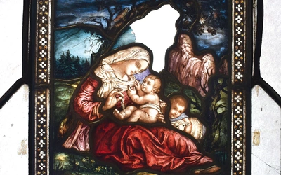 Fragment po oczyszczeniu, z widocznym ubytkiem szkła.