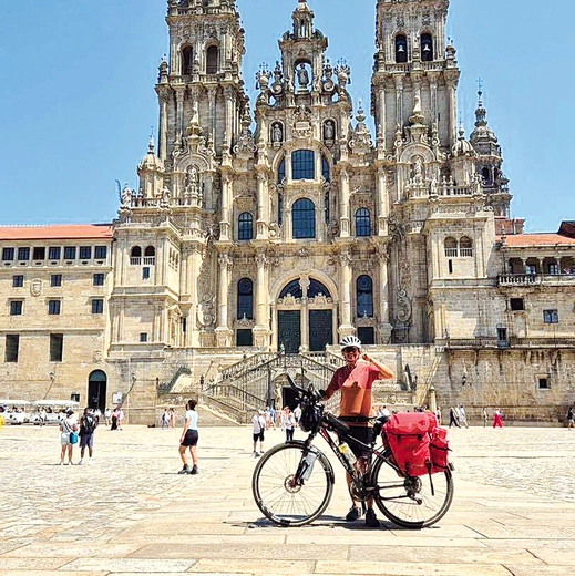 Na placu przed katedrą św. Jakuba. Po ponad miesiącu samotnej drogi wreszcie u celu.