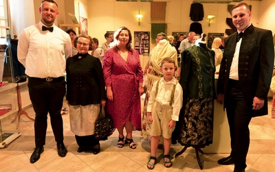 Od lewej: Tomasz Czorny, Julita Ćwikła i Róża Zgorzelska opowiadali o swoich zbiorach.