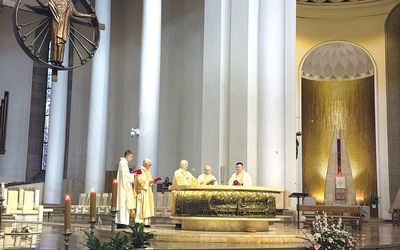 Mszy św. przewodniczył bp Marek Szkudło, a koncelebrowali abp senior Wiktor Skworc, ks. Jerzy Lisczyk, ks. Kazimierz Musioł i ks. Adam Zając.